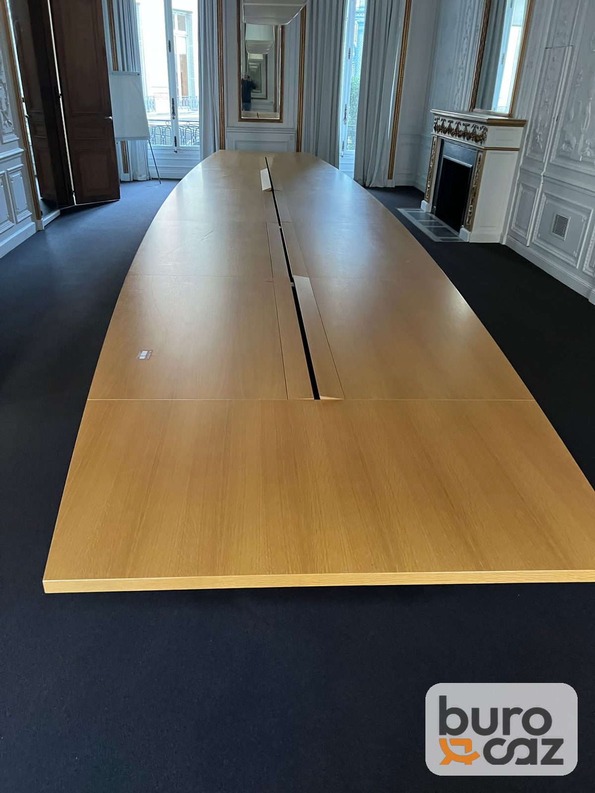 Grande table de conférence tonneau chêne avec goulotte centrale — photo 5