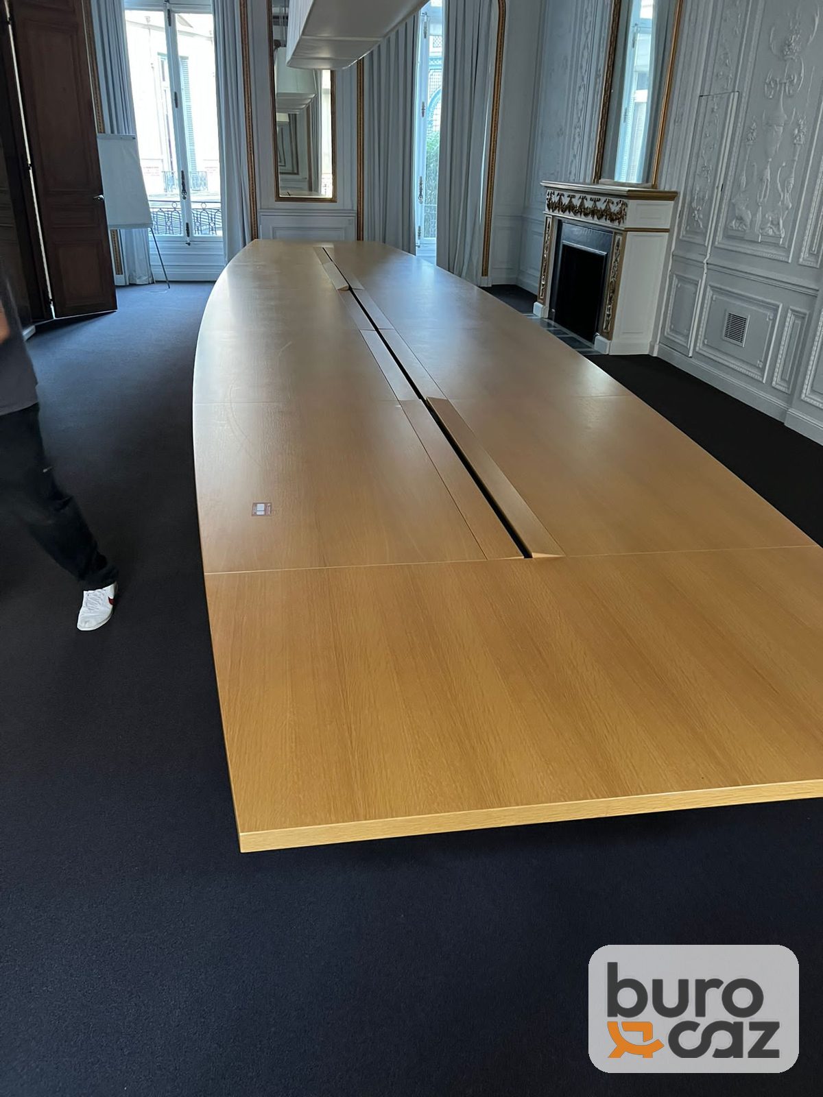 Grande table de conférence tonneau chêne avec goulotte centrale — photo 6