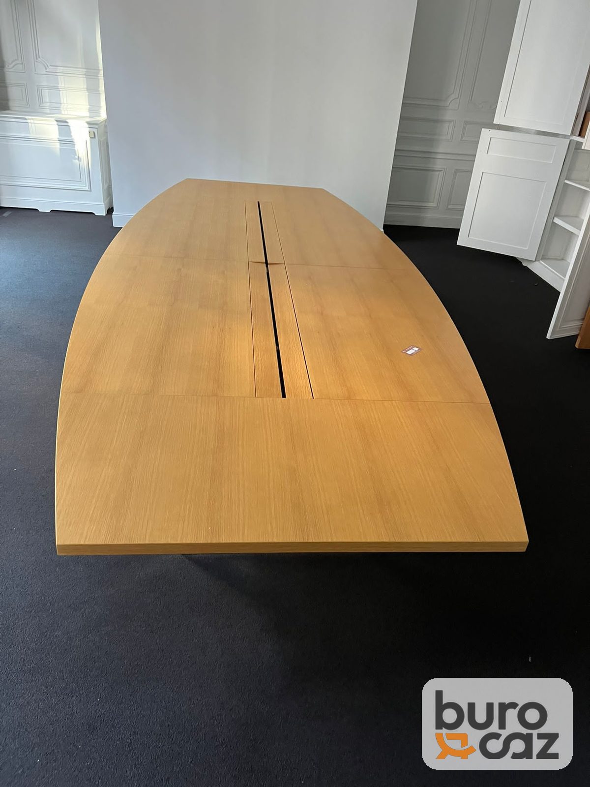 Grande table de conférence tonneau chêne avec goulotte centrale — photo 7