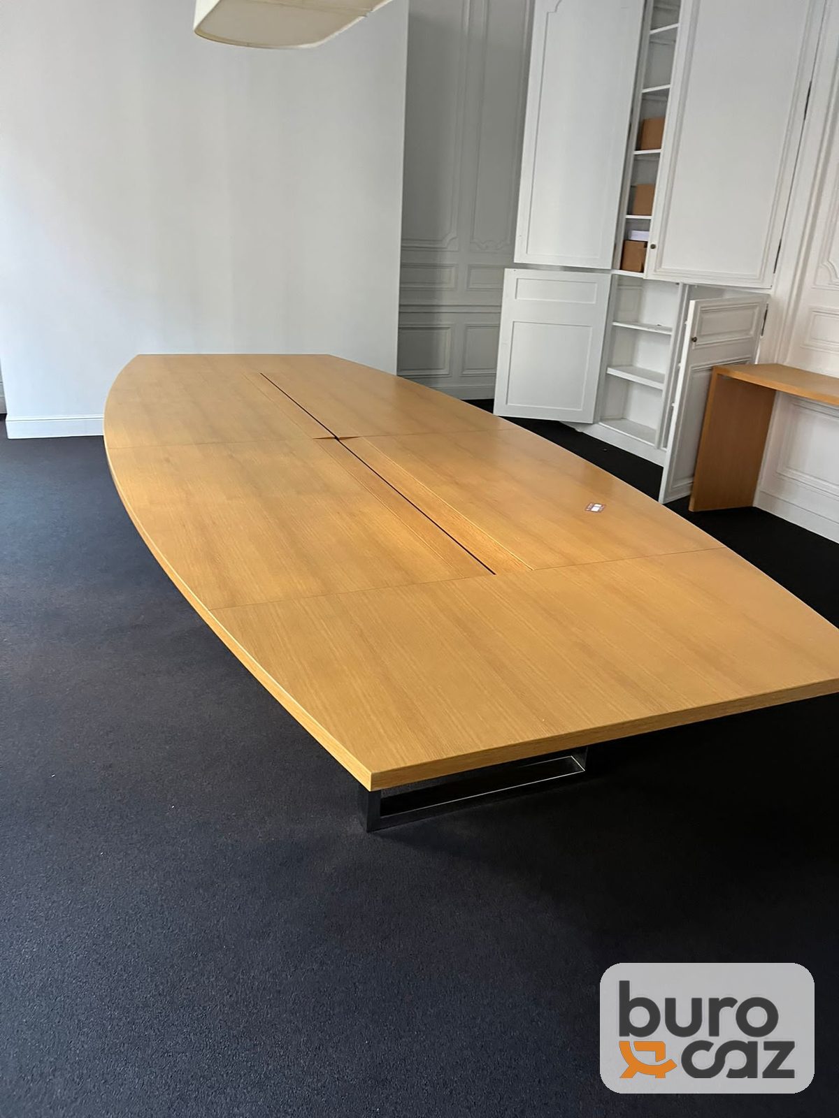 Grande table de conférence tonneau chêne avec goulotte centrale — photo 8
