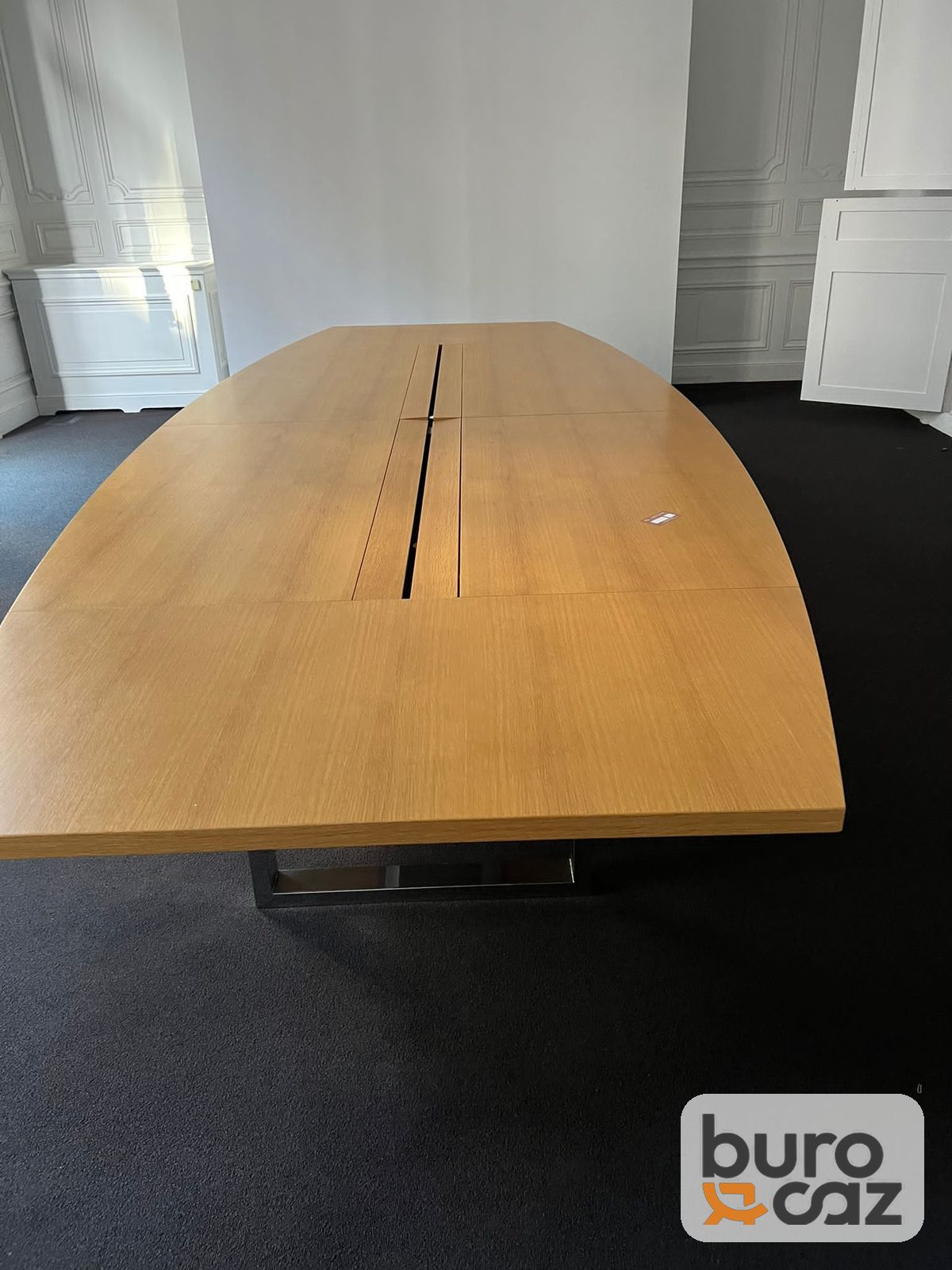 Grande table de conférence tonneau chêne avec goulotte centrale — photo 9