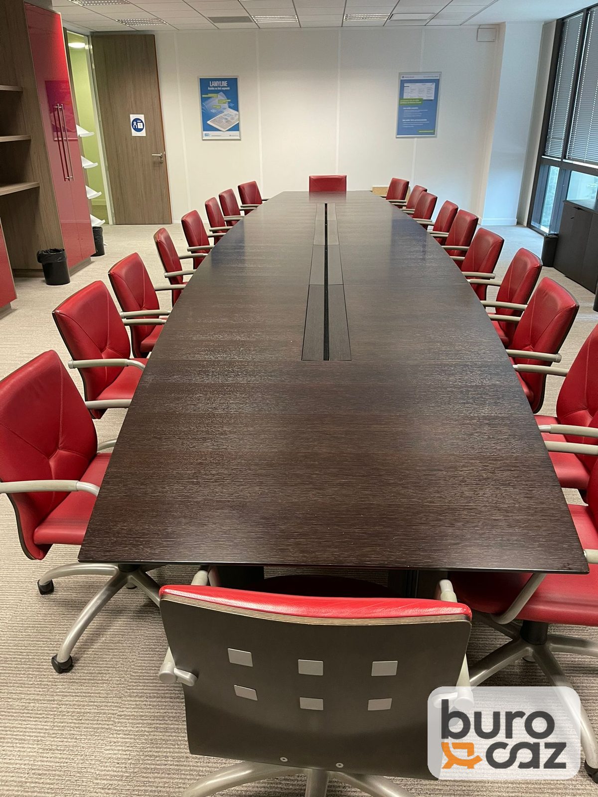 Grande table de conférence wengé 20 personnes avec goulotte centrale
