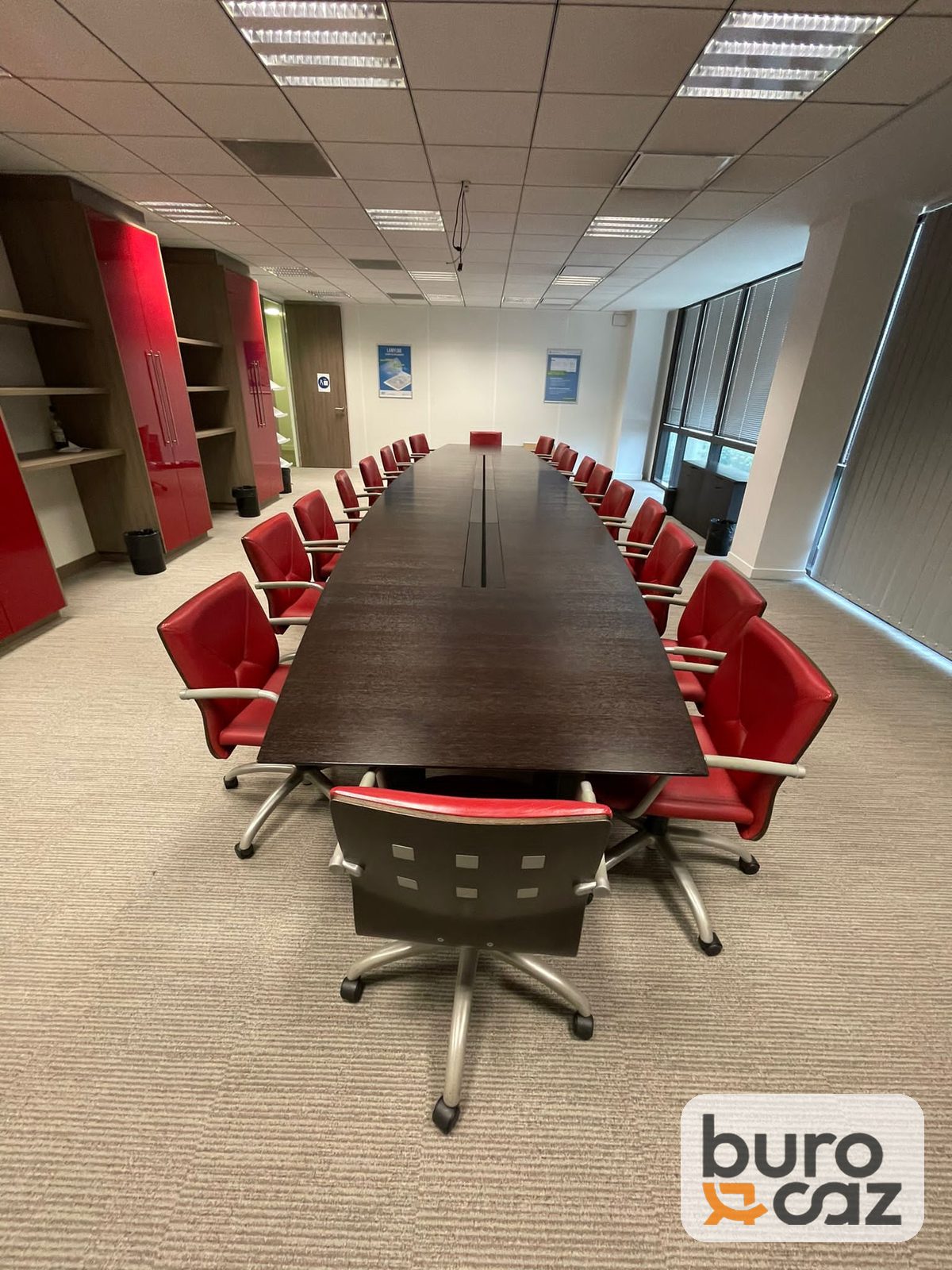 Grande table de conférence wengé 20 personnes avec goulotte centrale — photo 2