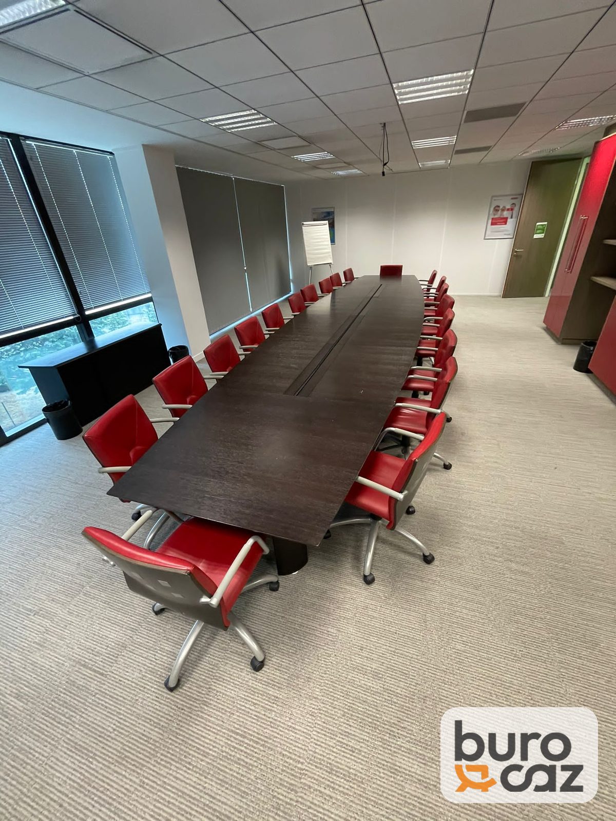 Grande table de conférence wengé 20 personnes avec goulotte centrale — photo 3