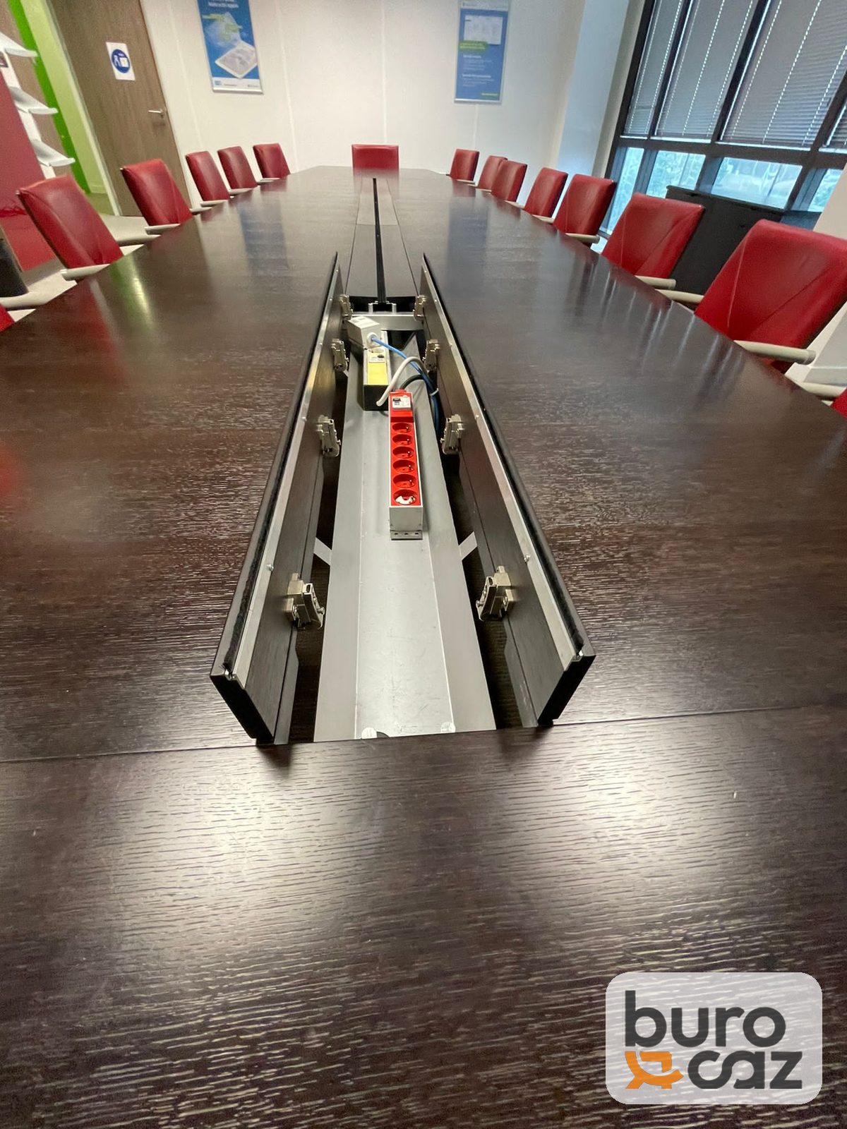 Grande table de conférence wengé 20 personnes avec goulotte centrale — photo 4