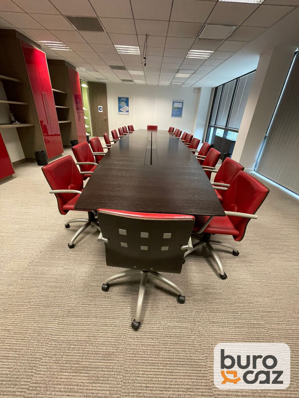 Grande table de conférence wengé 20 personnes avec goulotte centrale — photo 5