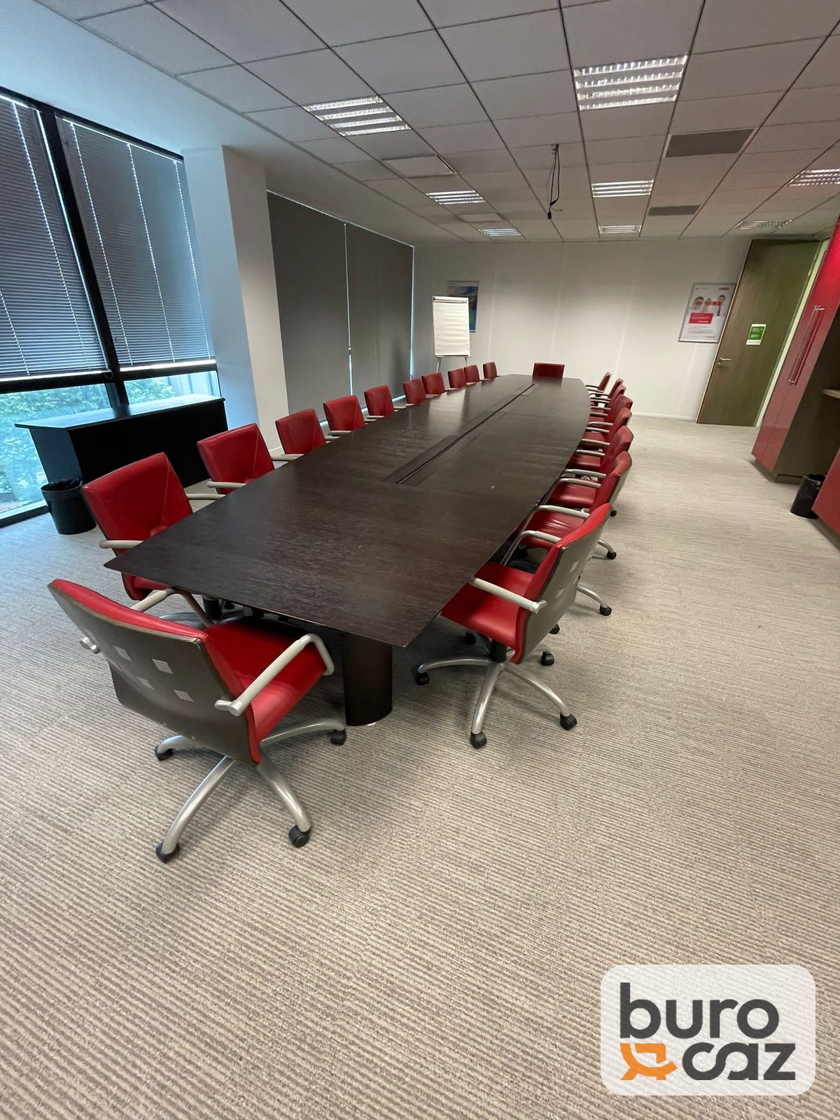 Grande table de conférence wengé 20 personnes avec goulotte centrale — photo 6