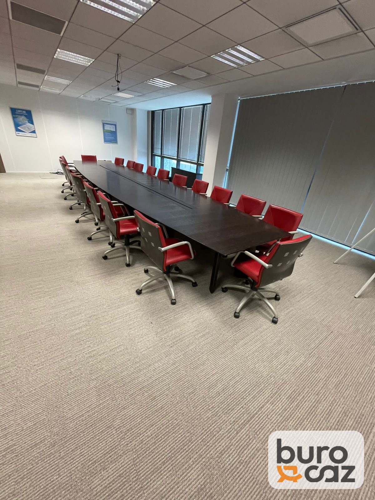 Grande table de conférence wengé 20 personnes avec goulotte centrale — photo 7