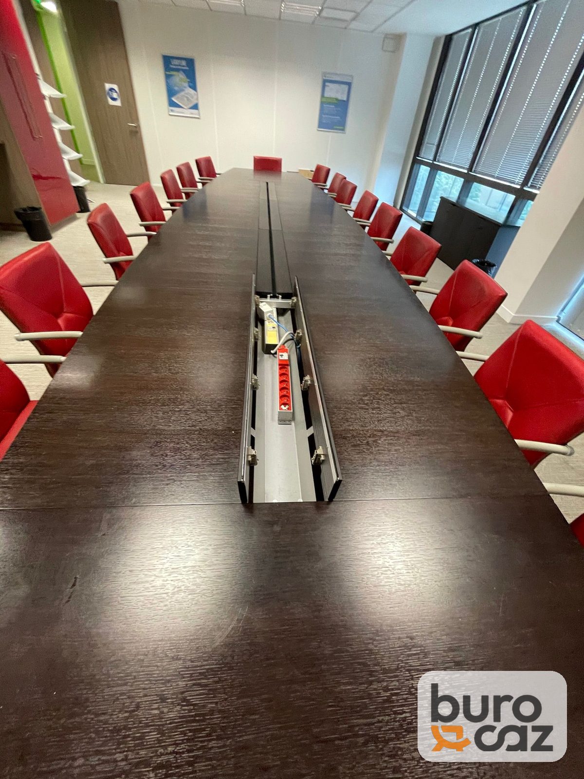 Grande table de conférence wengé 20 personnes avec goulotte centrale — photo 8