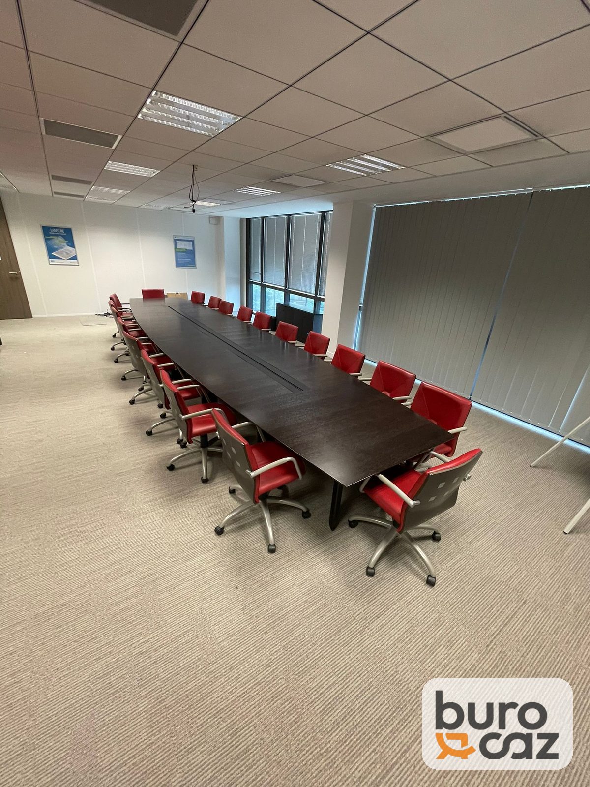 Grande table de conférence wengé 20 personnes avec goulotte centrale — photo 9