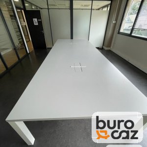 Grande table de réunion blanche