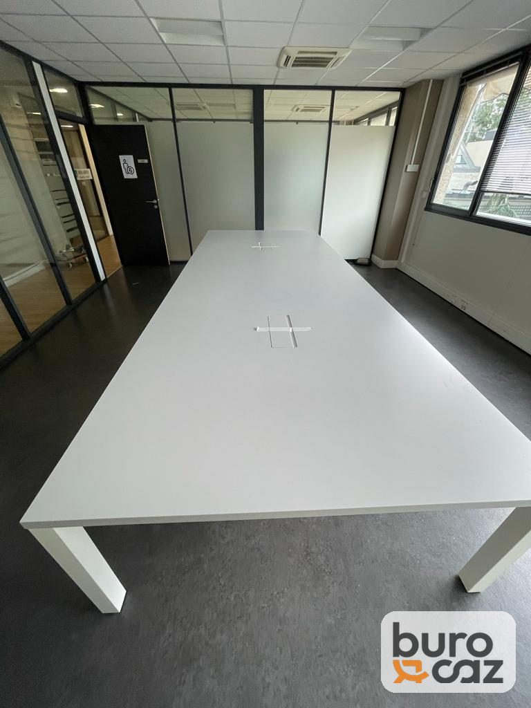 Grande table de réunion blanche