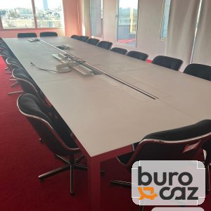 Grande table de réunion blanche connectée avec trappes