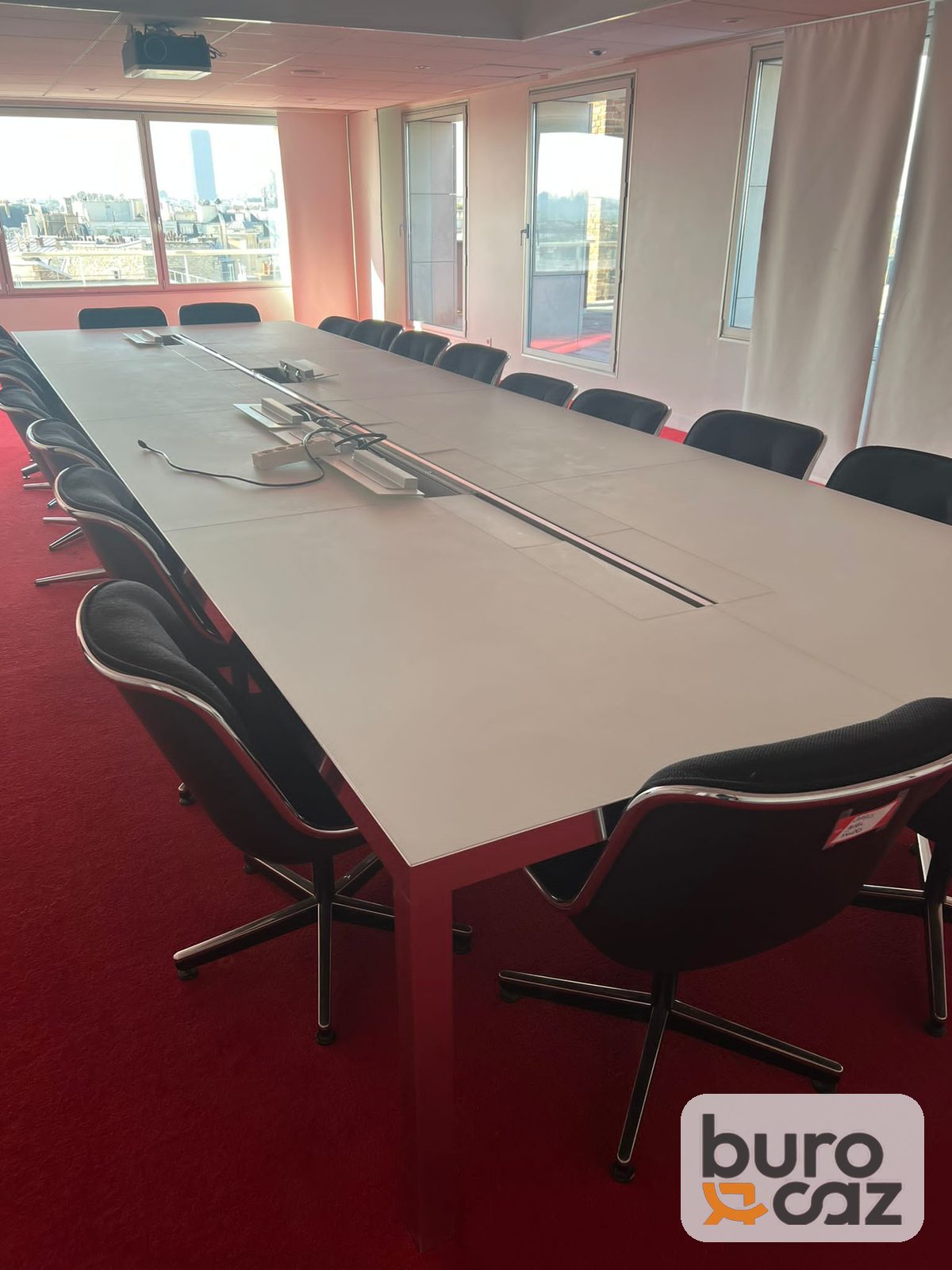 Grande table de réunion blanche connectée avec trappes
