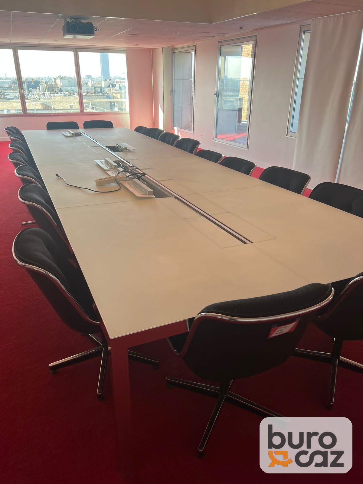 Grande table de réunion blanche connectée avec trappes — photo 2