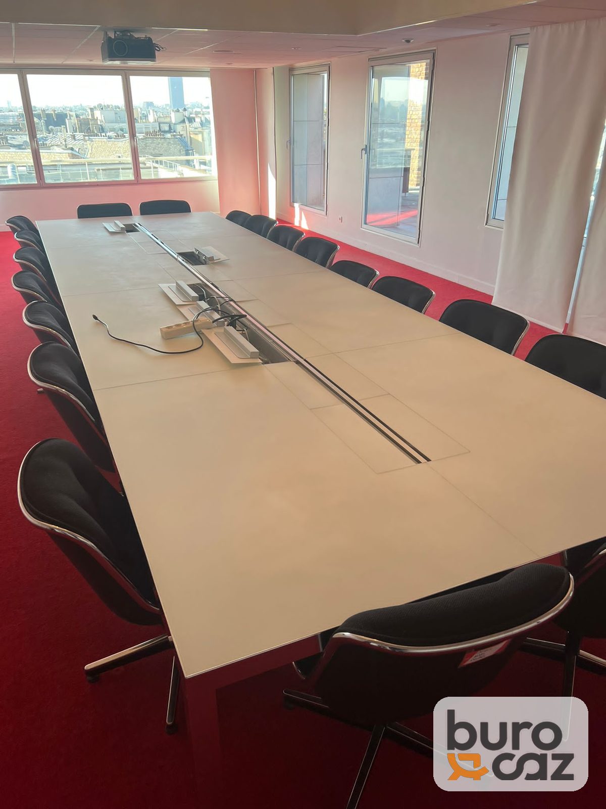 Grande table de réunion blanche connectée avec trappes — photo 3