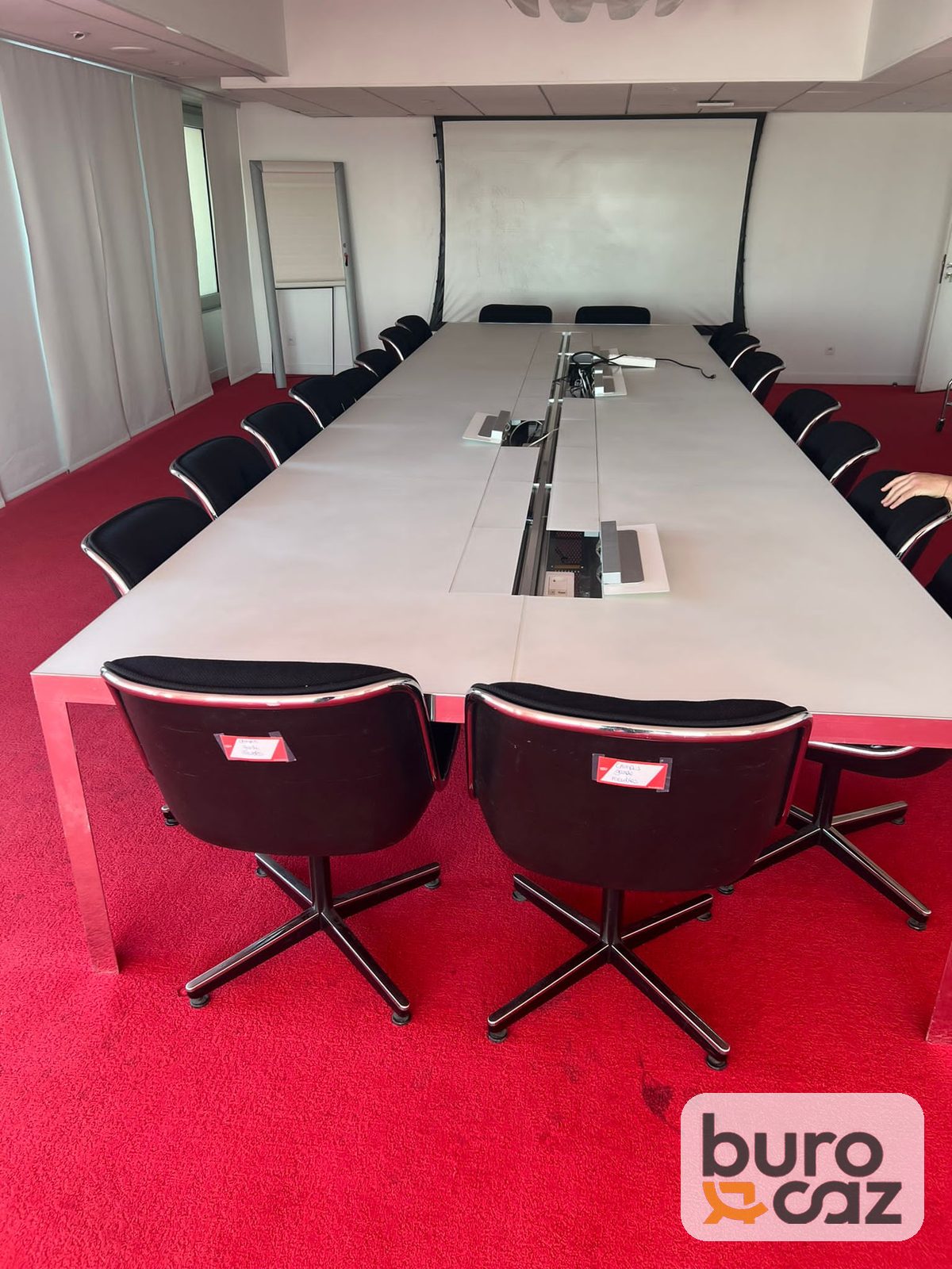 Grande table de réunion blanche connectée avec trappes — photo 4