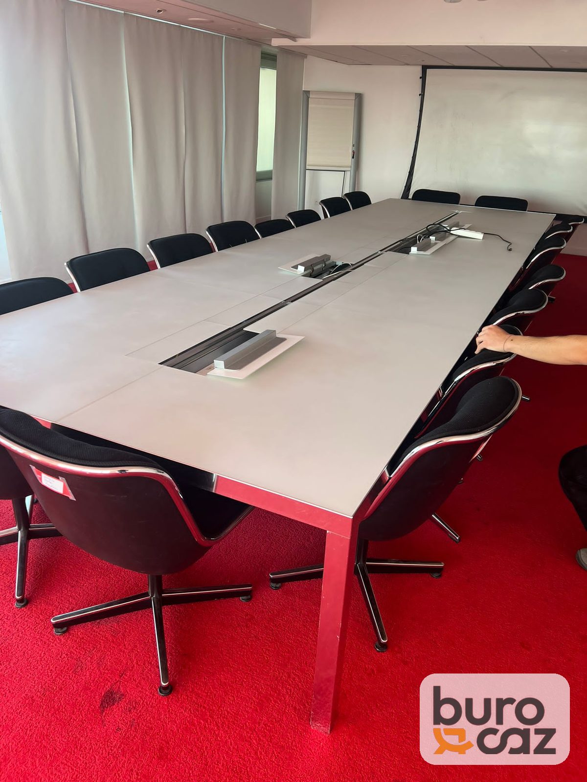 Grande table de réunion blanche connectée avec trappes — photo 5