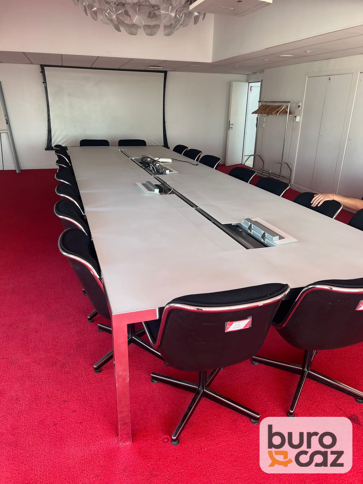 Grande table de réunion blanche connectée avec trappes — photo 6