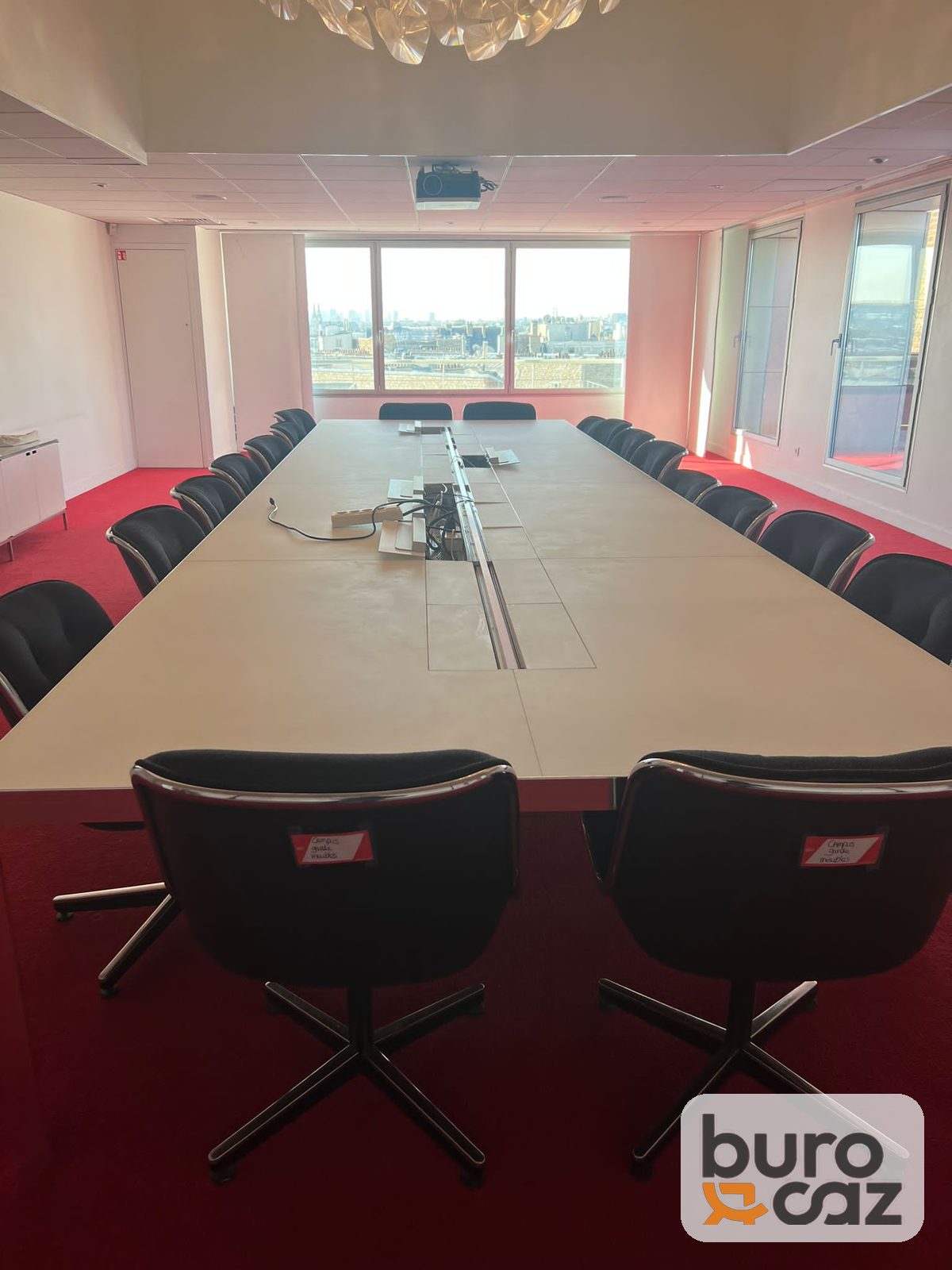 Grande table de réunion blanche connectée avec trappes — photo 7