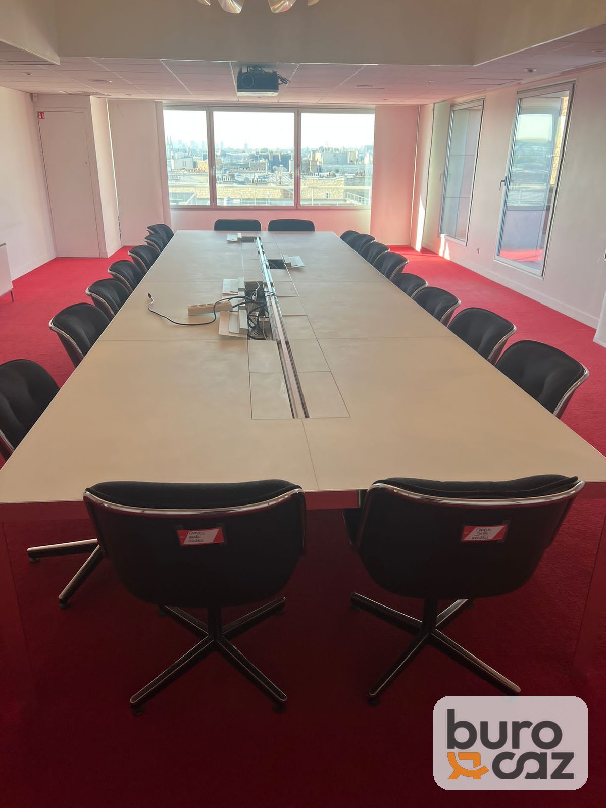 Grande table de réunion blanche connectée avec trappes — photo 8