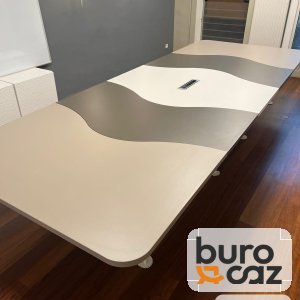 Grande table de réunion blanche et grise motif vague