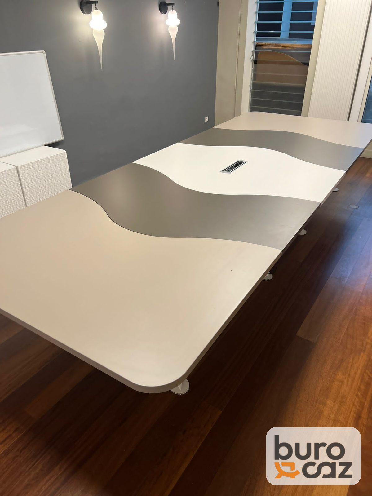 Grande table de réunion blanche et grise motif vague
