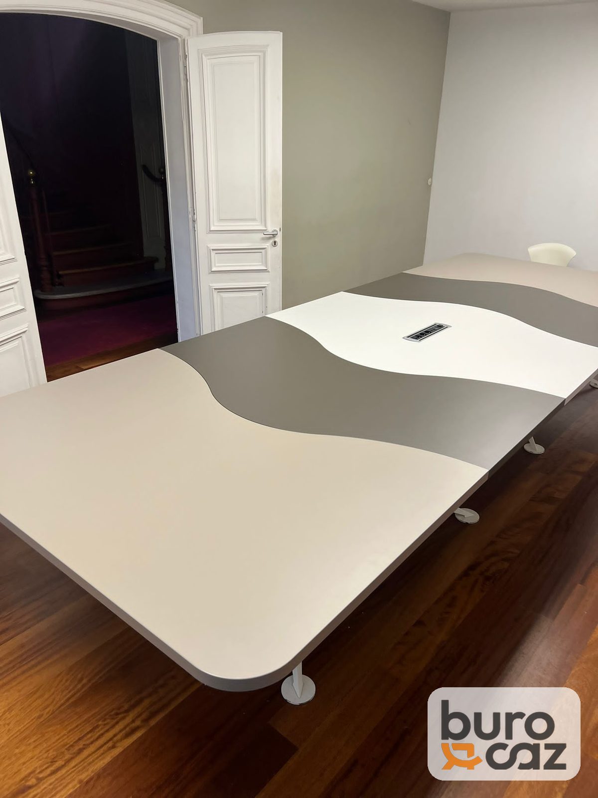 Grande table de réunion blanche et grise motif vague — photo 2
