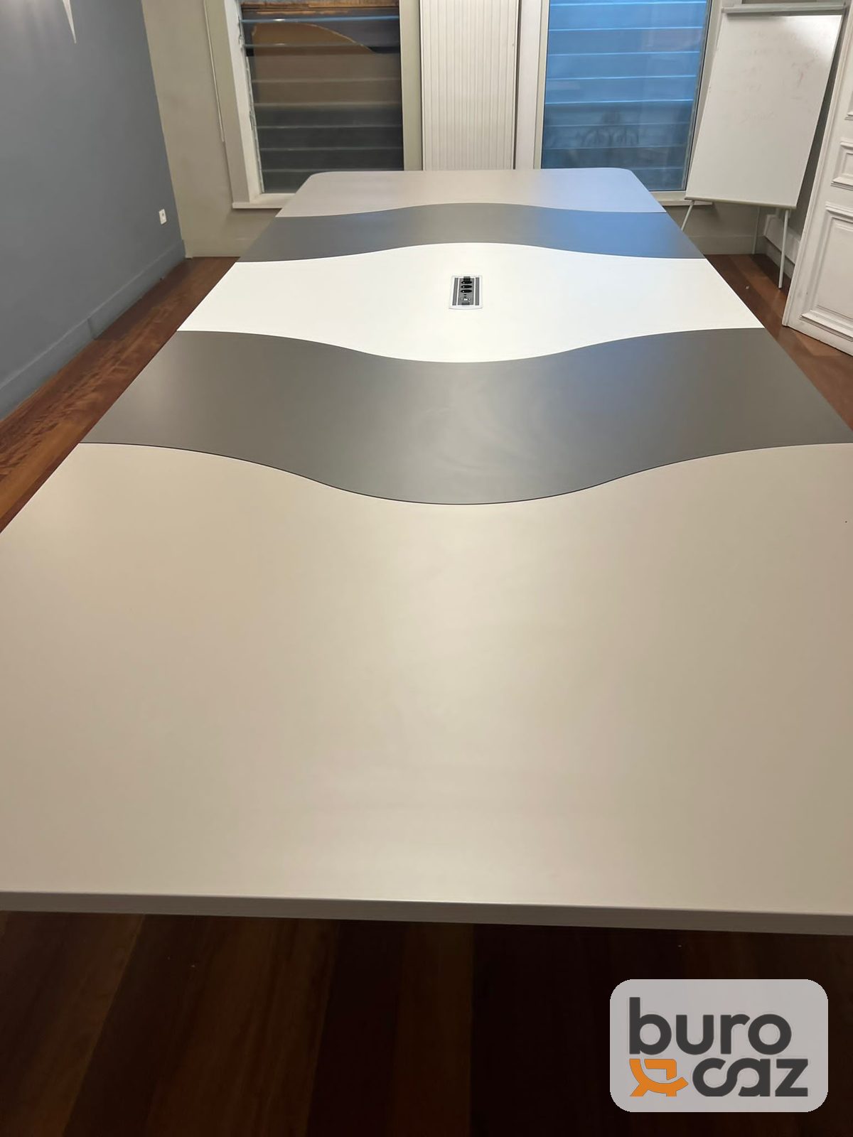 Grande table de réunion blanche et grise motif vague — photo 4