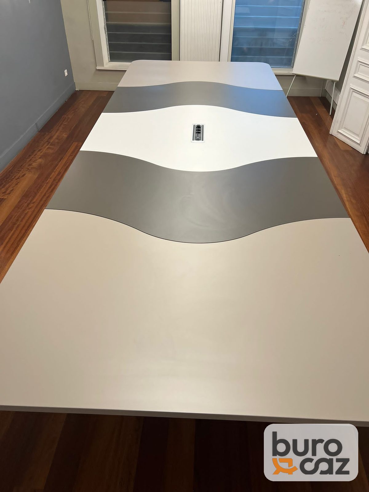 Grande table de réunion blanche et grise motif vague — photo 5