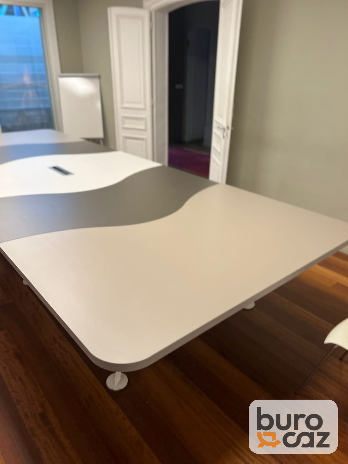 Grande table de réunion blanche et grise motif vague — photo 6