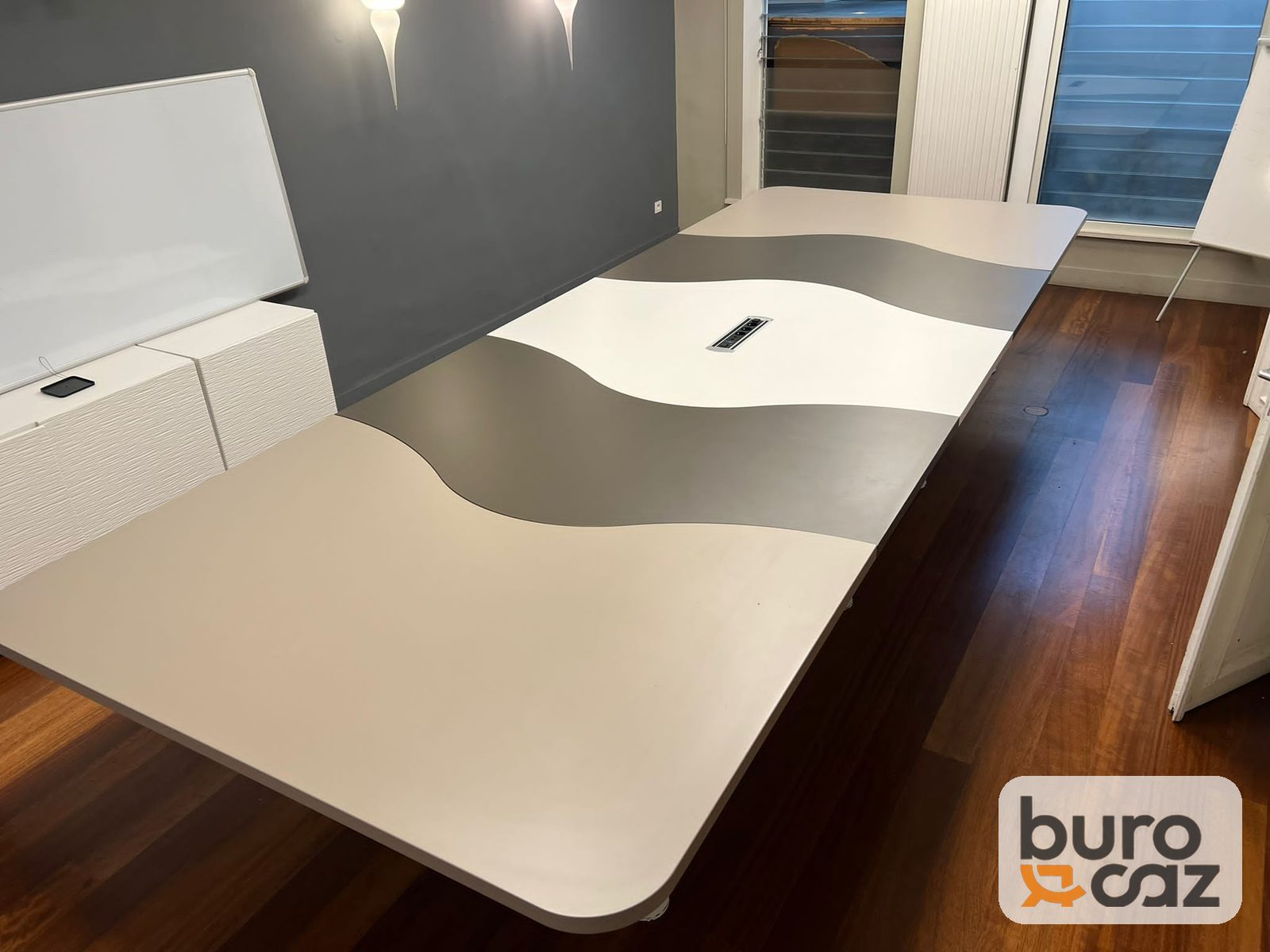 Grande table de réunion blanche et grise motif vague — photo 7