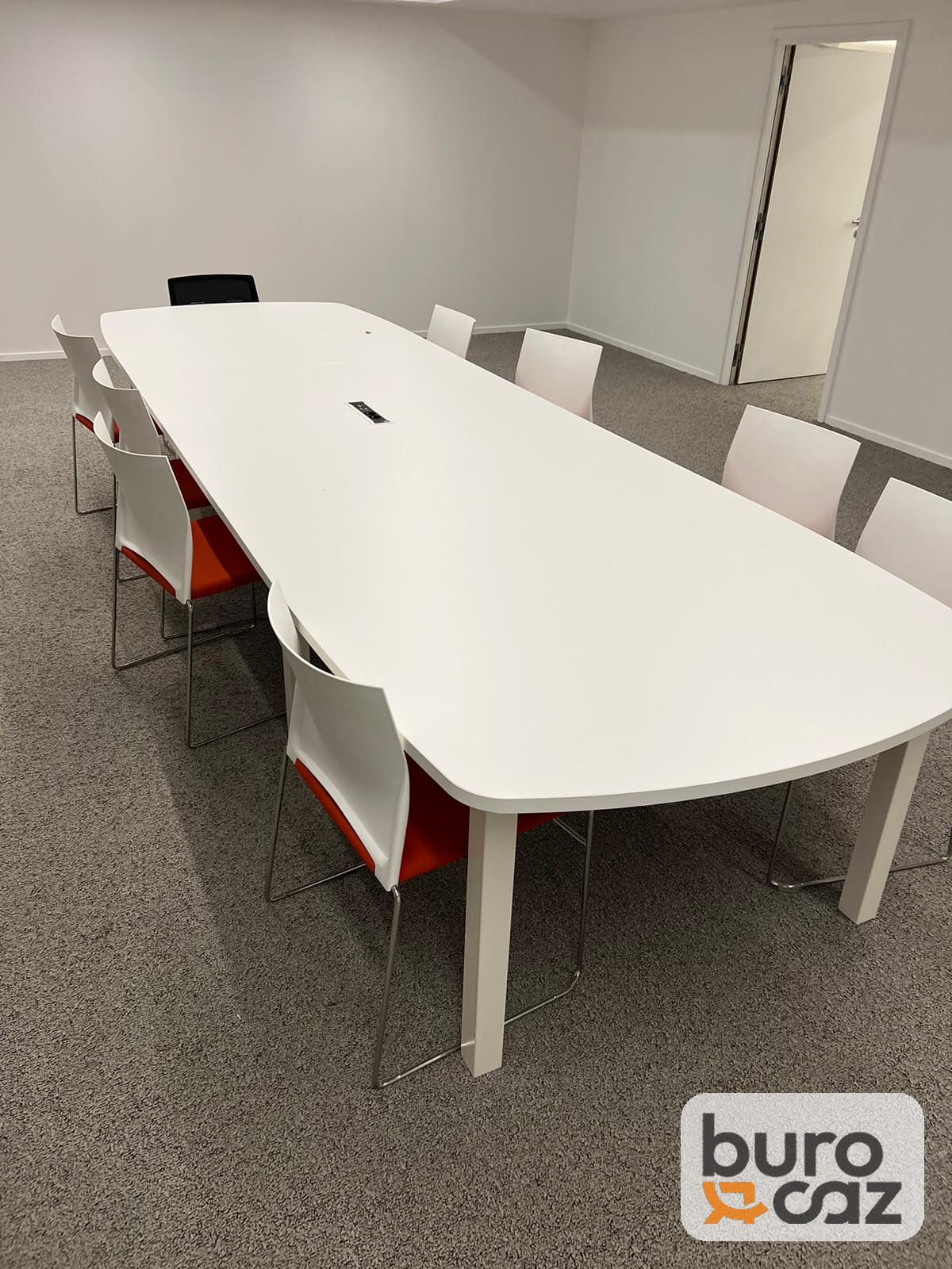 Grande table de réunion blanche forme tonneau 12 personnes