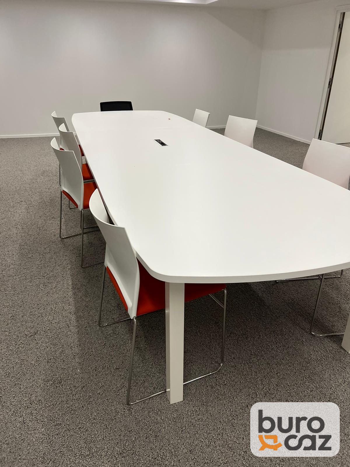 Grande table de réunion blanche forme tonneau 12 personnes — photo 7