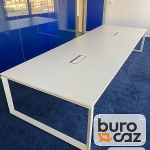 Grande table de réunion blanche piètement cadre