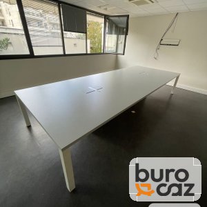 Grande table de réunion blanche – piètement carré blanc