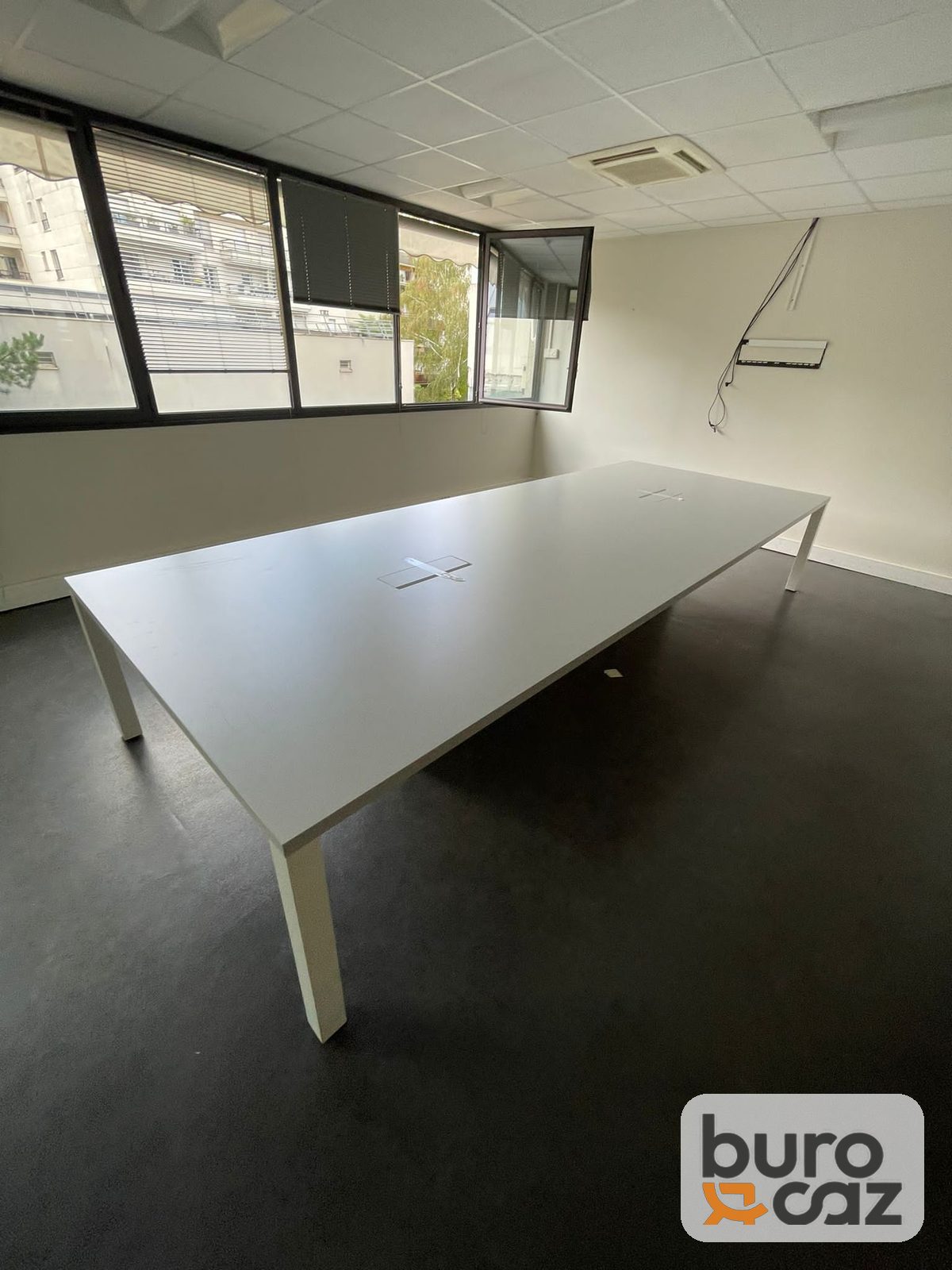 Grande table de réunion blanche – piètement carré blanc
