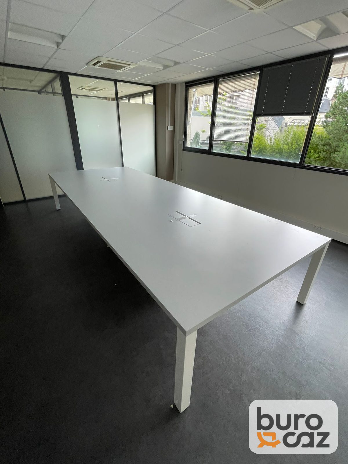 Grande table de réunion blanche – piètement carré blanc — photo 2