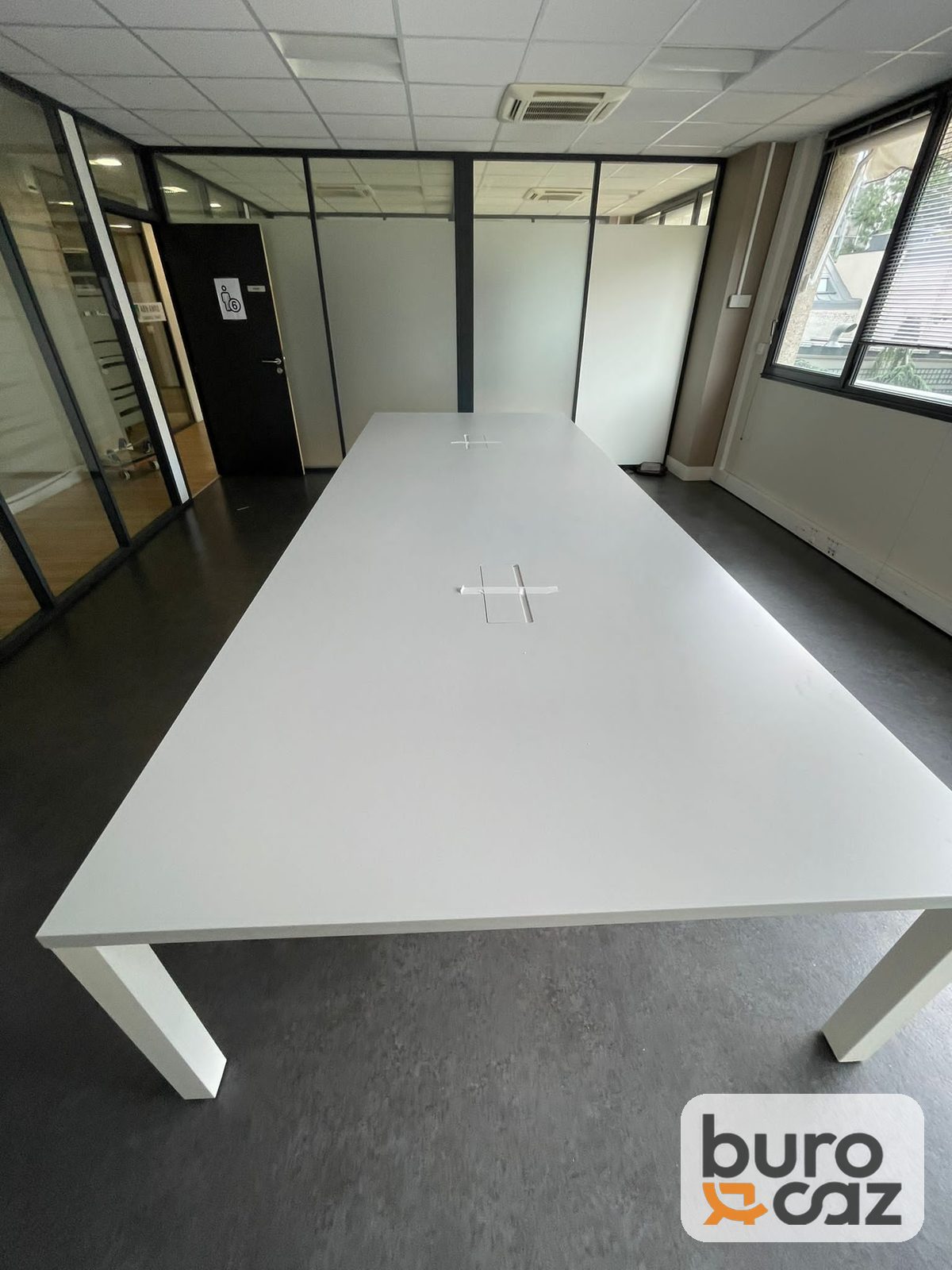 Grande table de réunion blanche – piètement carré blanc — photo 3