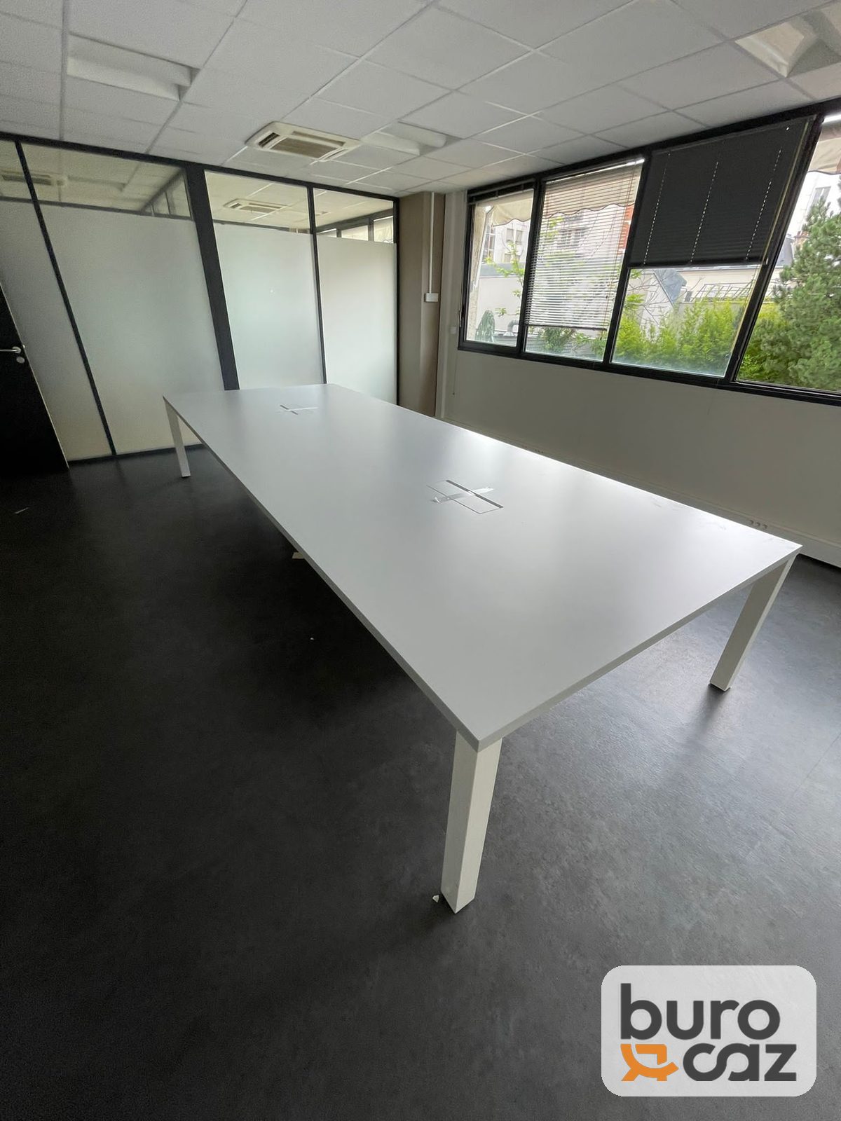 Grande table de réunion blanche – piètement carré blanc — photo 4