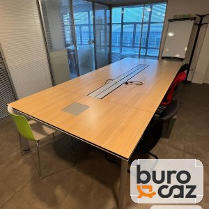 Grande table de réunion bois clair avec goulotte centrale – 10/12 personnes