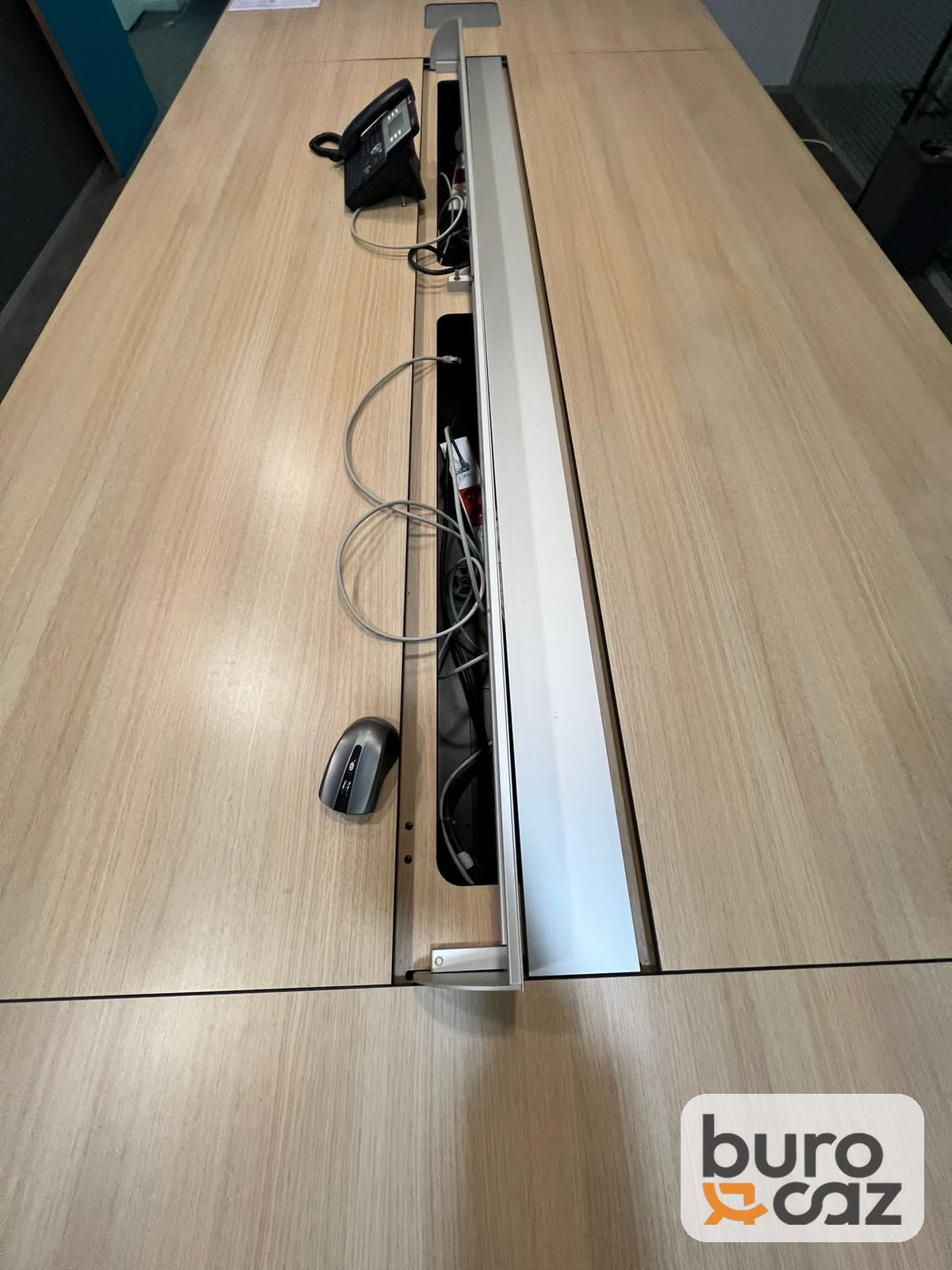 Grande table de réunion bois clair avec goulotte centrale – 10/12 personnes — photo 10