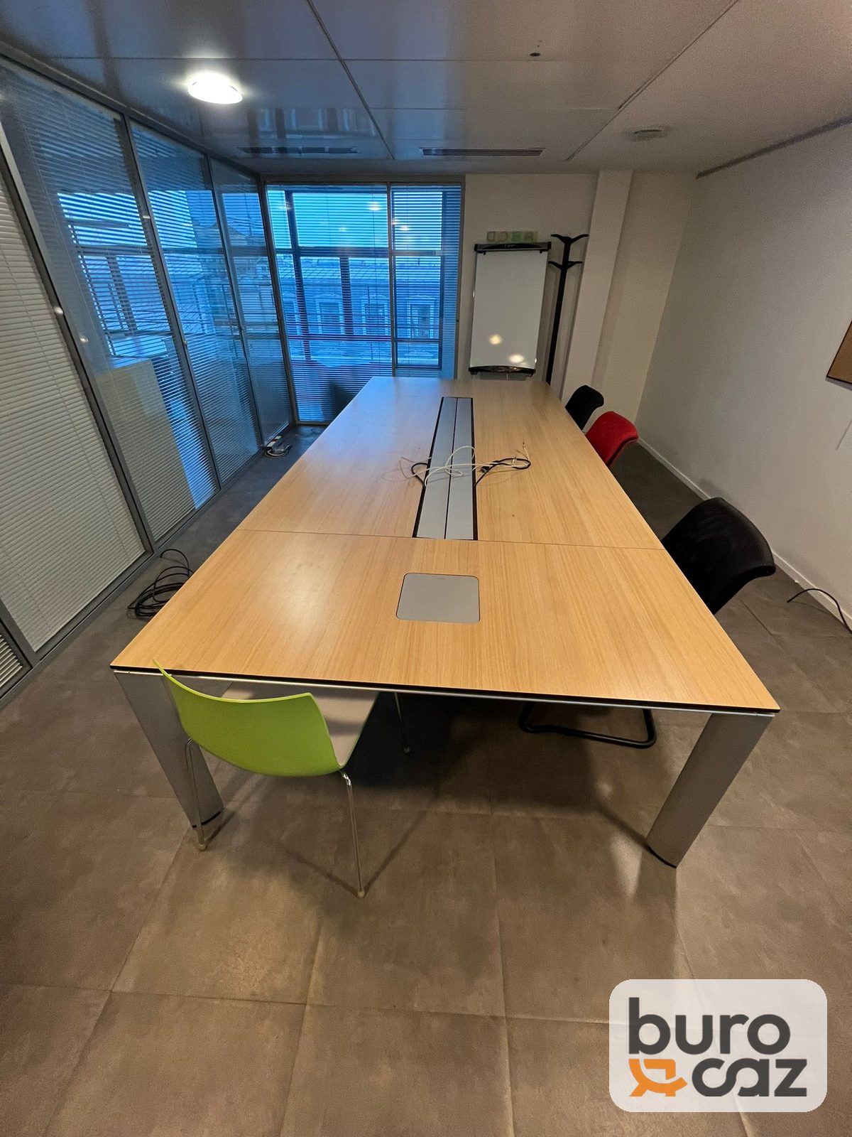 Grande table de réunion bois clair avec goulotte centrale – 10/12 personnes — photo 2