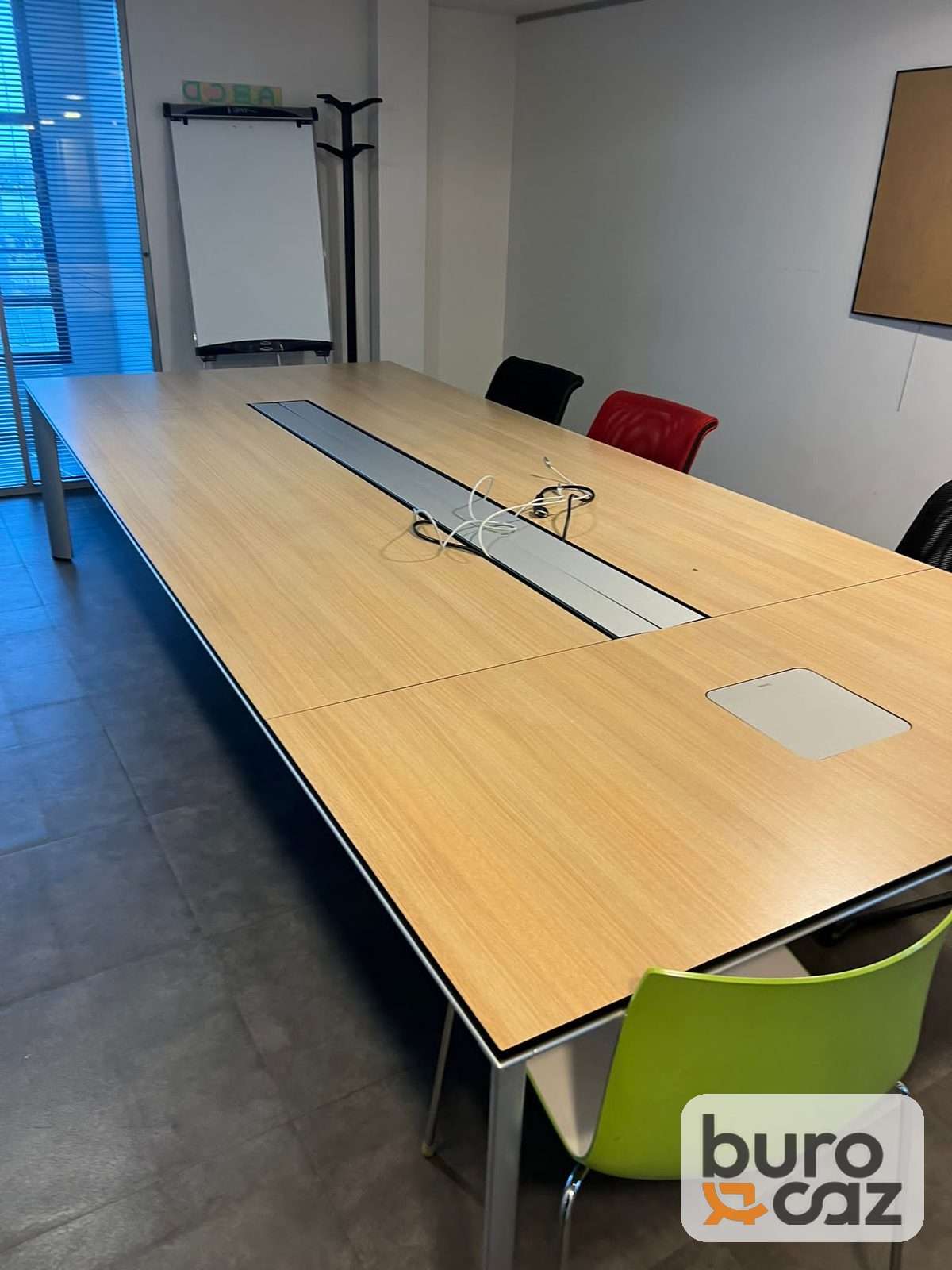 Grande table de réunion bois clair avec goulotte centrale – 10/12 personnes — photo 6
