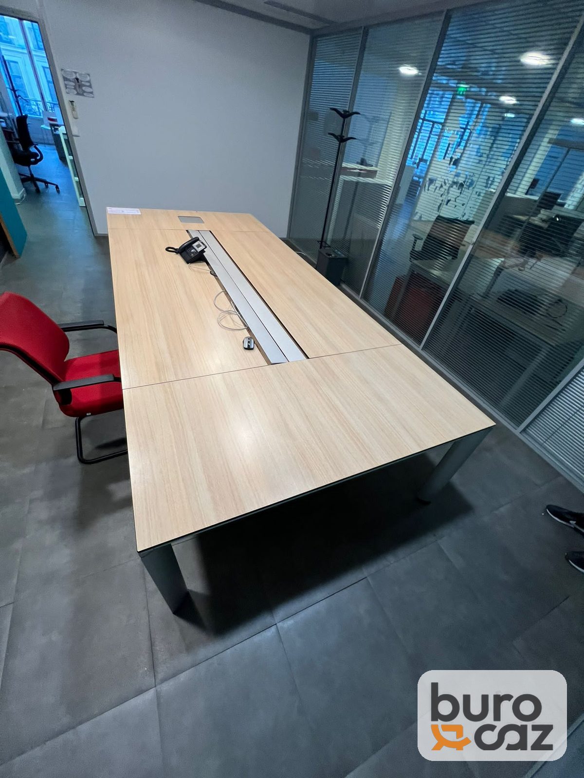 Grande table de réunion bois clair avec goulotte centrale – 10/12 personnes — photo 7