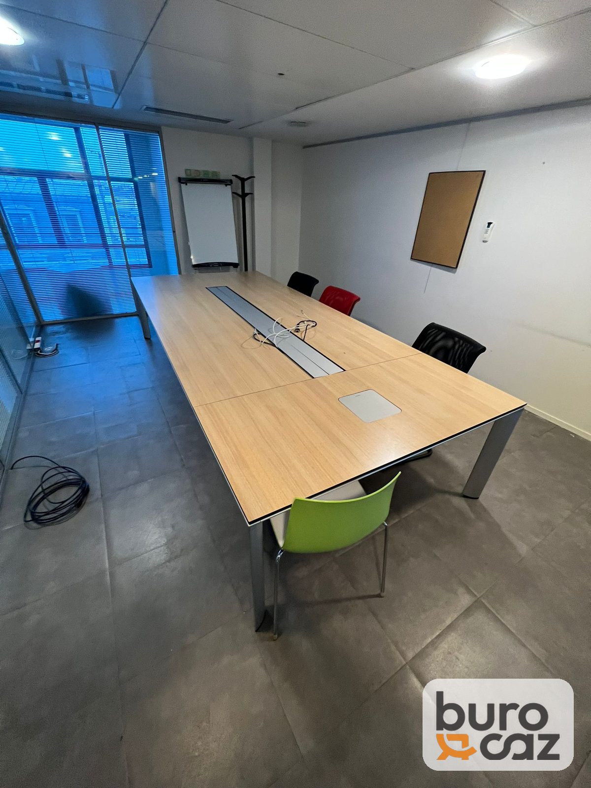 Grande table de réunion bois clair avec goulotte centrale – 10/12 personnes — photo 9
