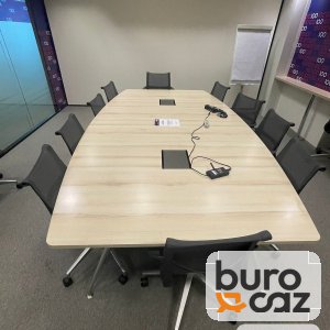 Grande table de réunion chêne clair avec trappes de connexion