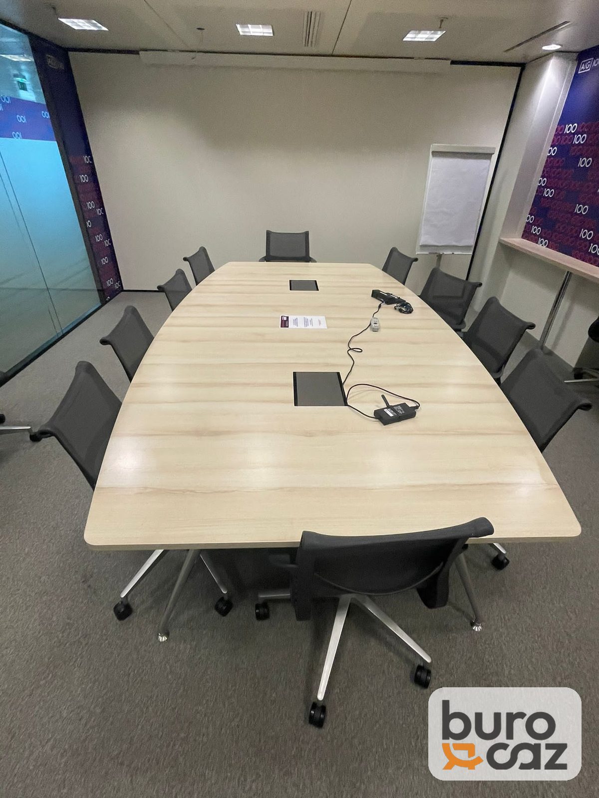 Grande table de réunion chêne clair avec trappes de connexion