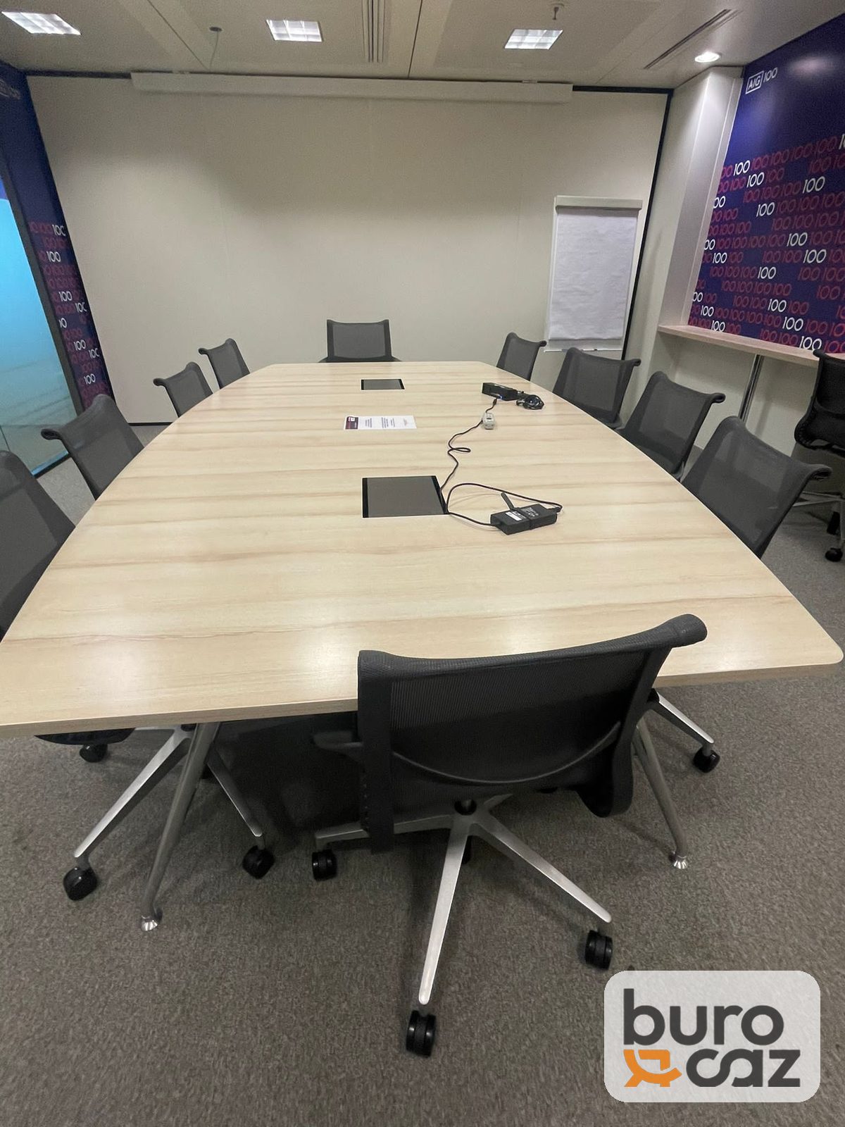 Grande table de réunion chêne clair avec trappes de connexion — photo 2
