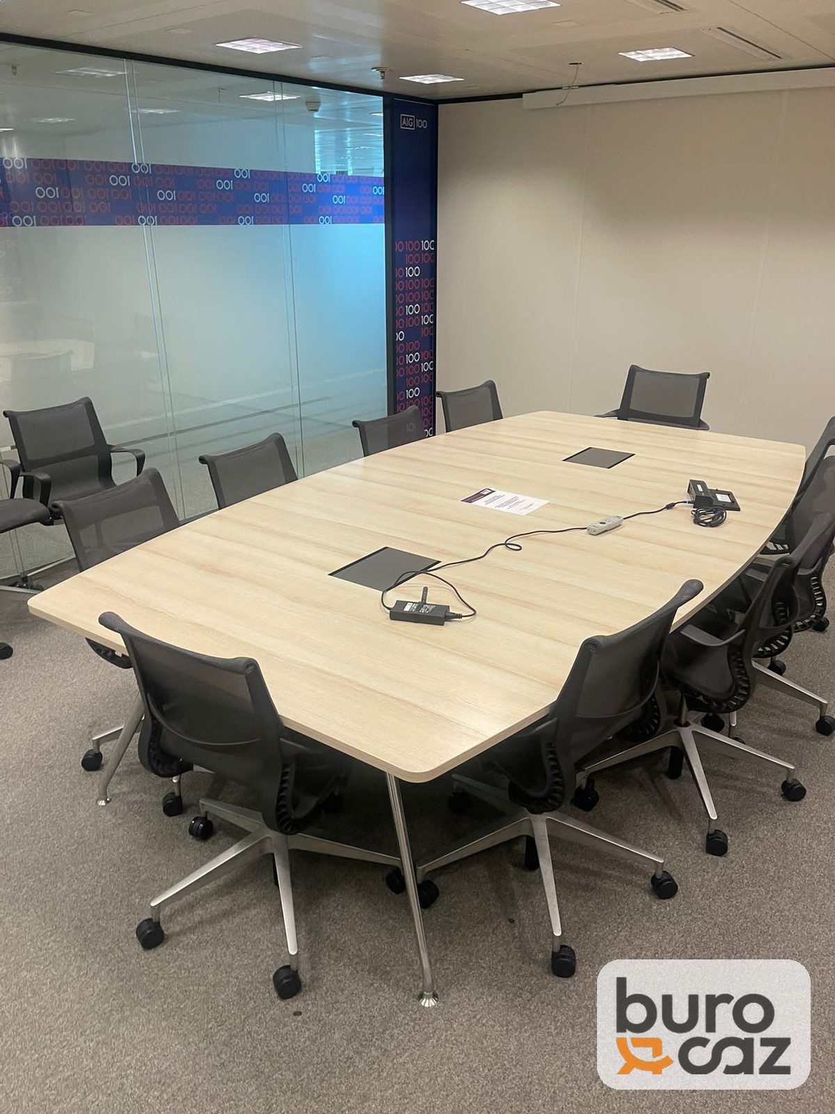 Grande table de réunion chêne clair avec trappes de connexion — photo 3